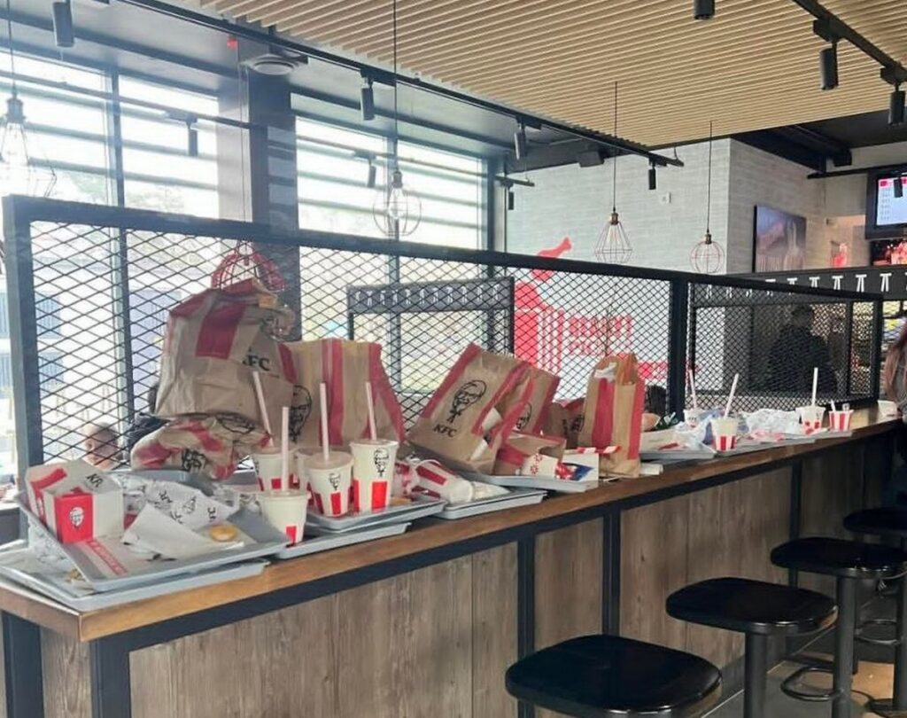 В борисовском кафе после футбола и кросса остались горы мусора: почему не успели убрать