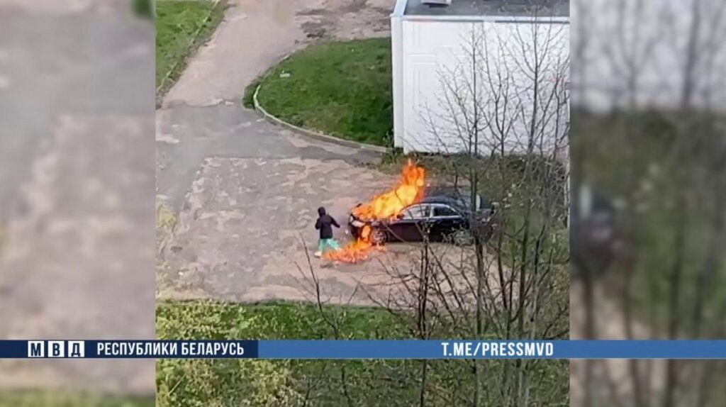 Ссора закончилась поджогом: в Мачулищах мужчина спалил чужую машину