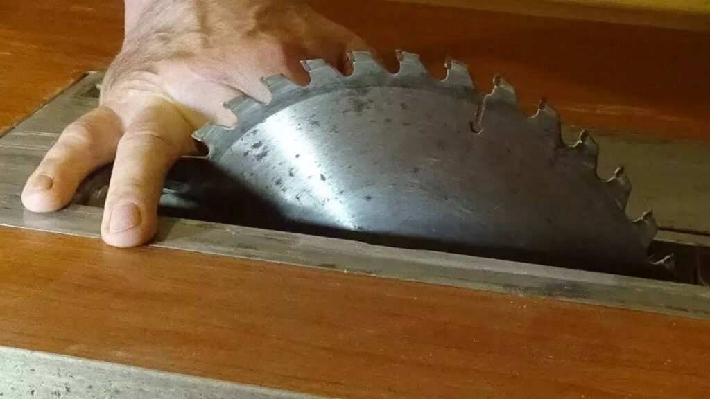 В Копыльском районе станочник лишился пальцев, пытаясь очистить работающее оборудование