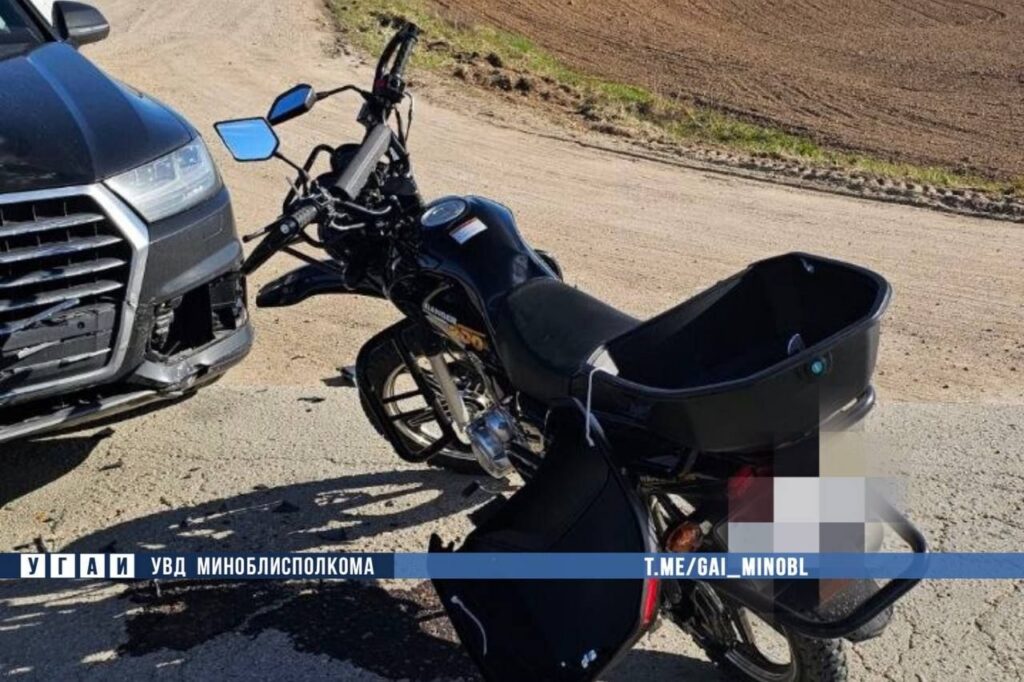 В Логойском районе в ДТП с Audi и мотоциклом пострадал водитель двухколёсного транспорта