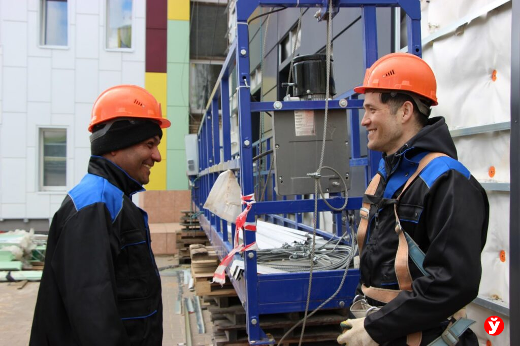 Судостроитель и газовик из Туркменистана строят фасад больницы в Борисове: «Тут нет слова „кинуть“»