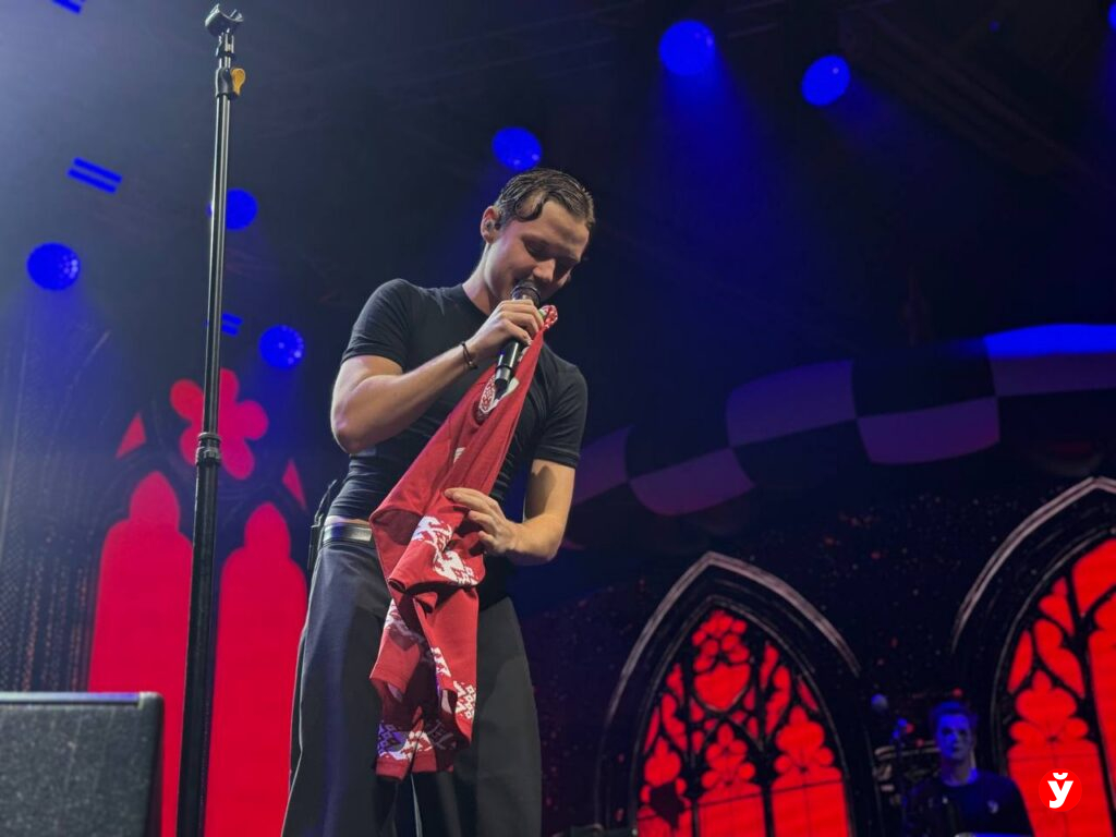 Ване Дмитриенко на концерте в Минске подарили хоккейное джерси – такое же есть у Президента