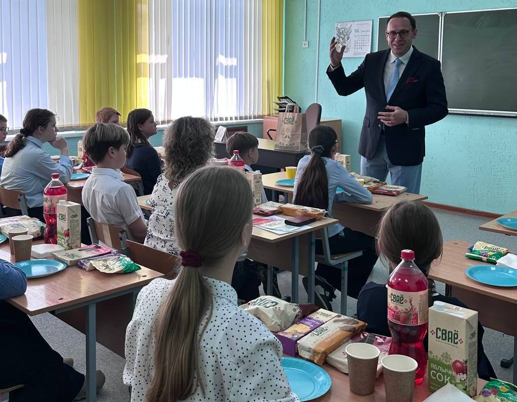 «Евроопт» посетил Руденскую школу после видео школьников о товарах «СВАЁ»