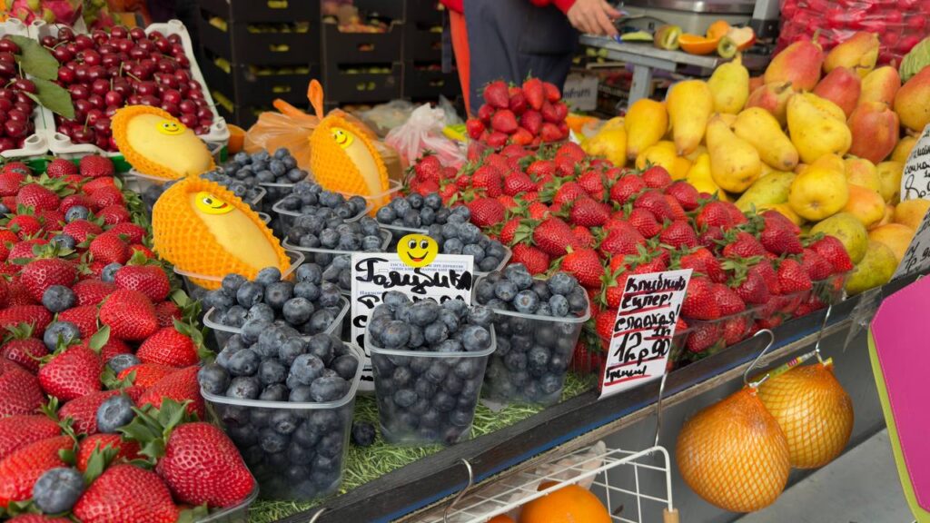 Арбузы уже на прилавках, клубника дешевеет: что с ценами на Комаровке