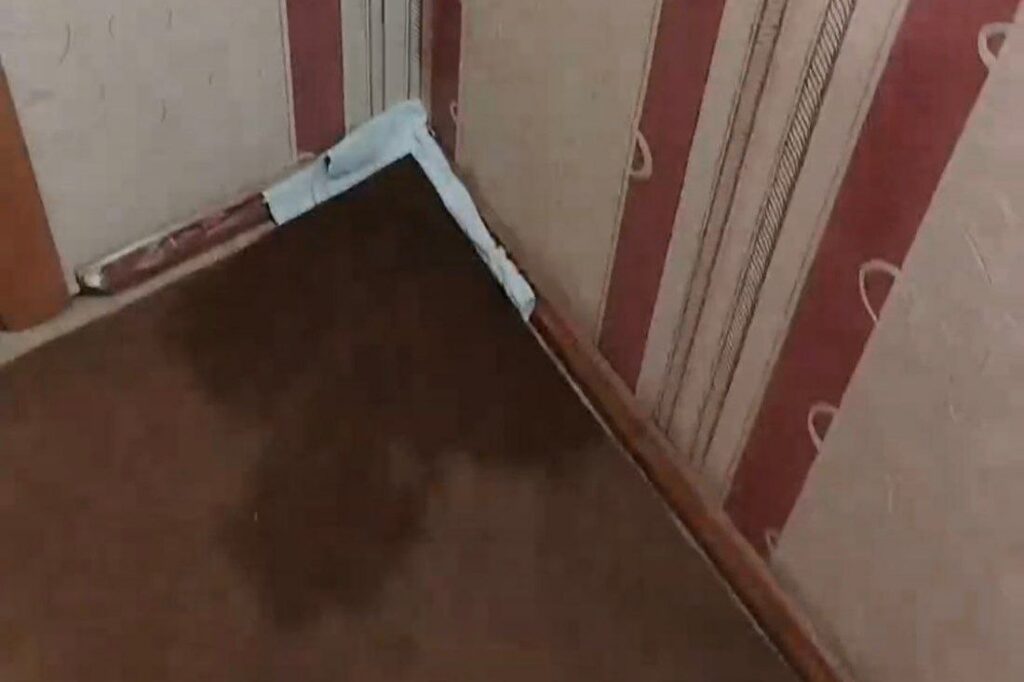 В Слуцке крыша после ремонта опять начала протекать – вода стоит в подъезде и квартирах