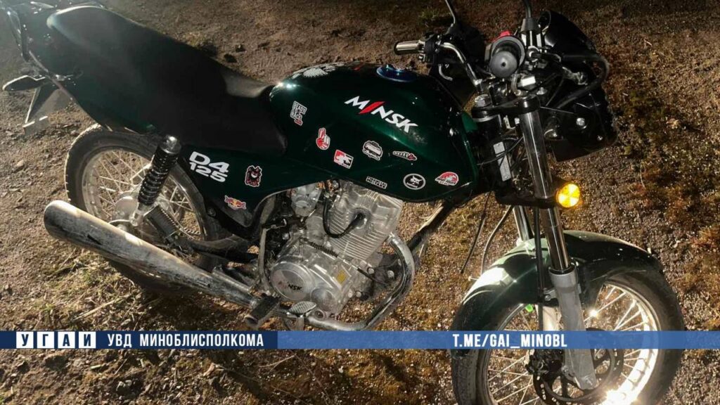 Пьяный бесправник на мотоцикле опрокинулся под Пуховичами