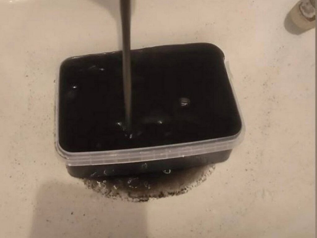 Жители Слуцкого района пожаловались на ржавую воду