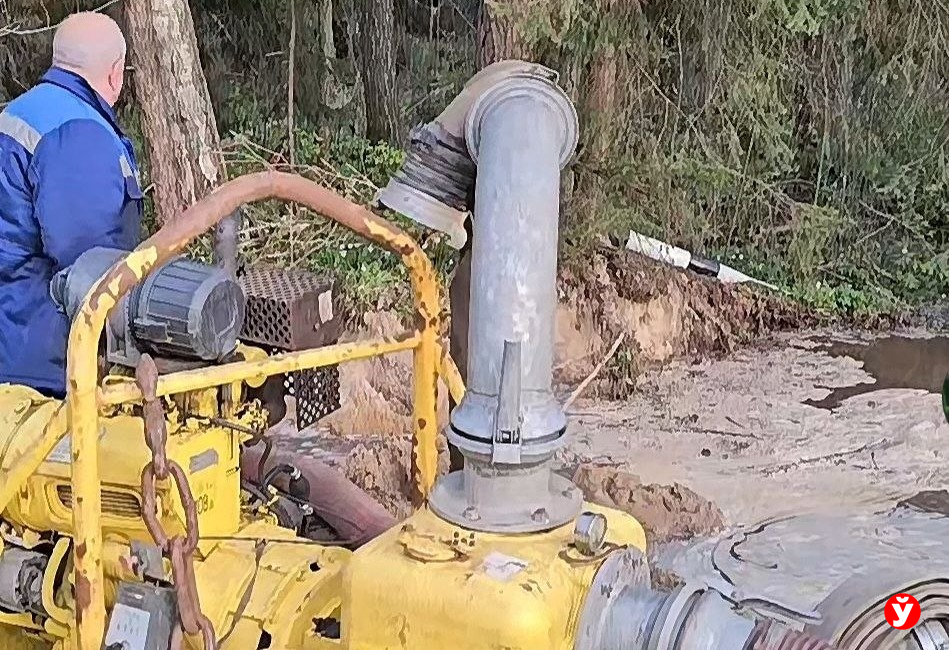 Авария на водопроводе в Борисове: службы уже работают