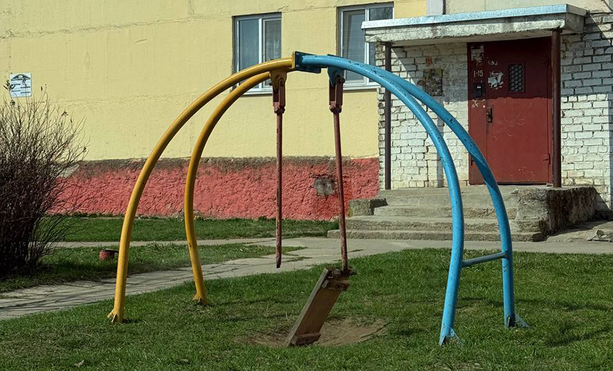 Горка с острыми краями и гвозди на лестнице: что нашли на детских площадках в Могилёвской области