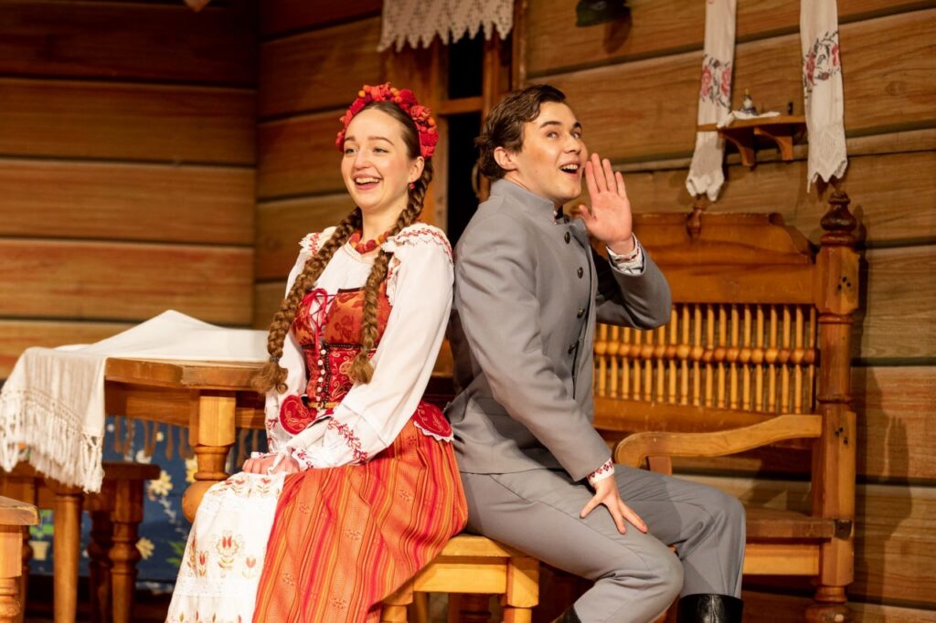 На сцене — Павлинка, а в жизни — байкер: история актрисы Купаловского театра