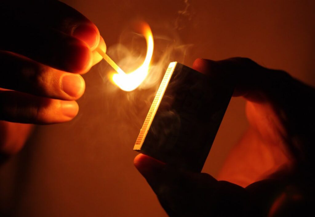 В Узденском районе две девочки 11 и 12 лет взломали топорами дачу и подожгли ее