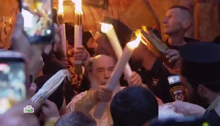 Благодатный огонь сошел в храме Гроба Господня в Иерусалиме