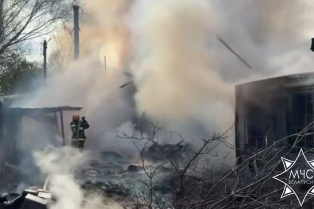 Склад с мебельными материалами горел в Слуцке