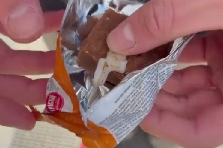 Белорус нашел в ирисе «Красного пищевика» деталь: производитель принес извинения