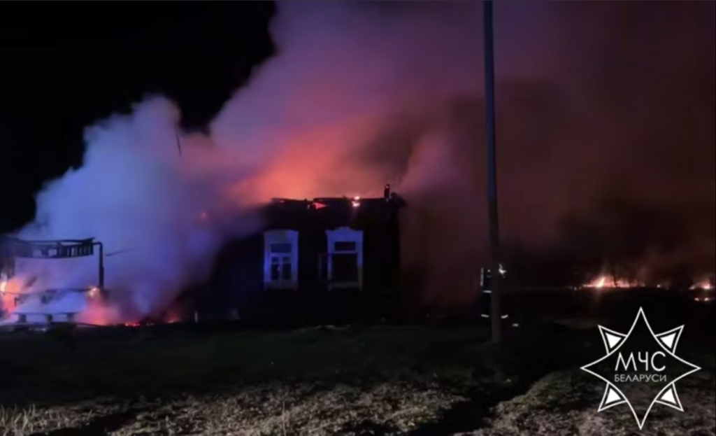 В Солигорском районе горел жилой дом: хозяйка погибла, дочь и внук выжили благодаря АПИ