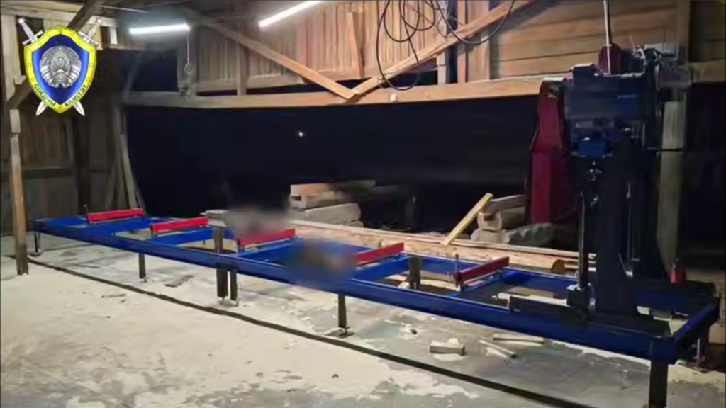 Рабочий погиб на пилораме в Борисове – его придавило бревном