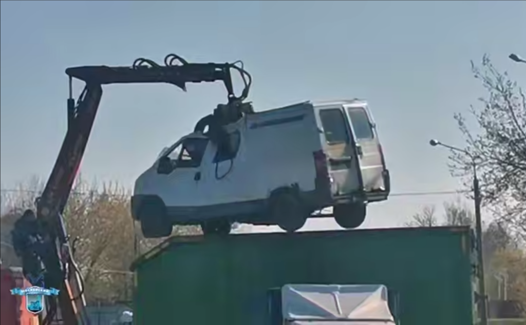 В Минске в мусорный контейнер выбросили семь авто