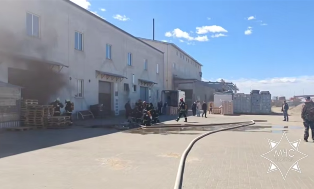 Под Минском загорелся склад – пострадал мужчина, который пытался потушить огонь