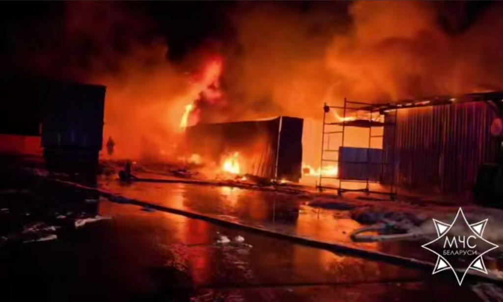 В Минске случился крупный пожар на предприятии – ситуацию усугубил ветер