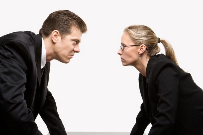 Не так посмотрел: можно ли подать в суд, если сосед переходит черту