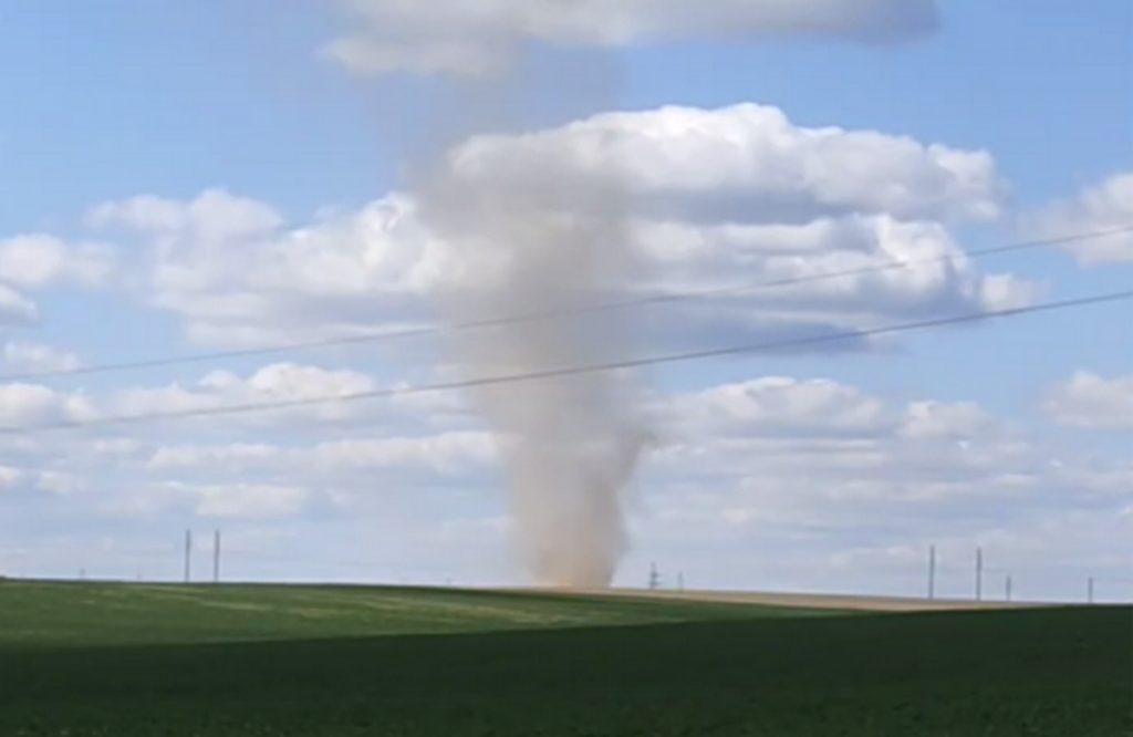 Песчаный вихрь заметили под Столбцами: что это и опасно ли