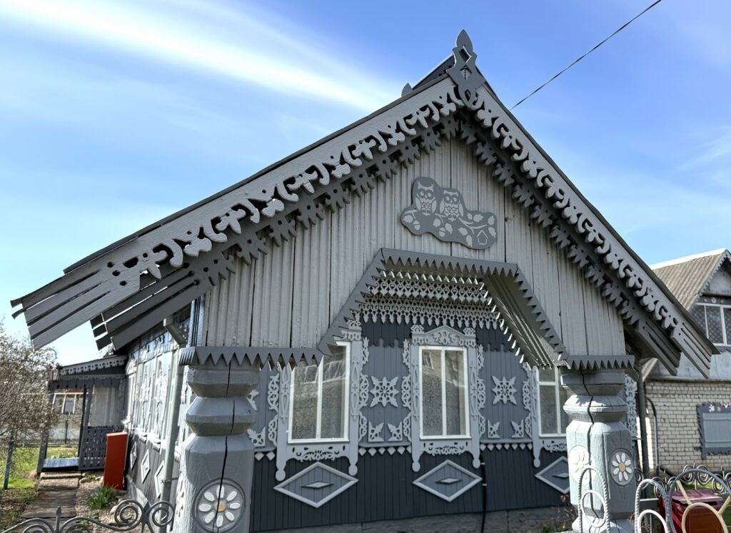 Резная сказка – этот дом в Смолевичском районе удивляет прохожих