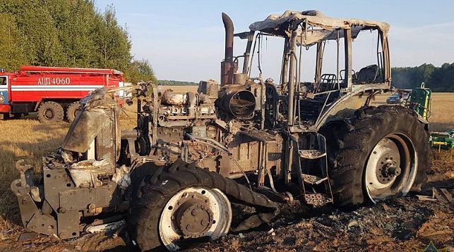 Ночной пожар под Смолевичами: огонь уничтожил трактор и повредил соседний