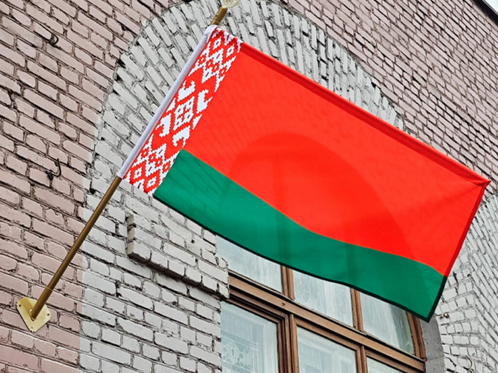 Как можно разместить госсимволику на жилом доме