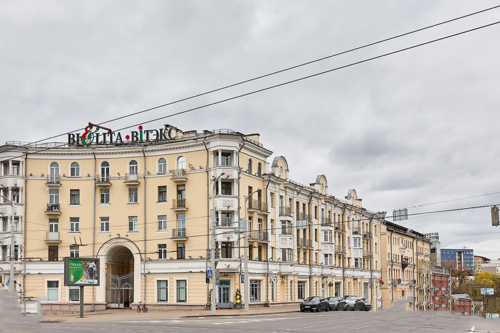В Минске выставили на продажу квартиру со старинным балконом в известном доме. Вы наверняка его видели