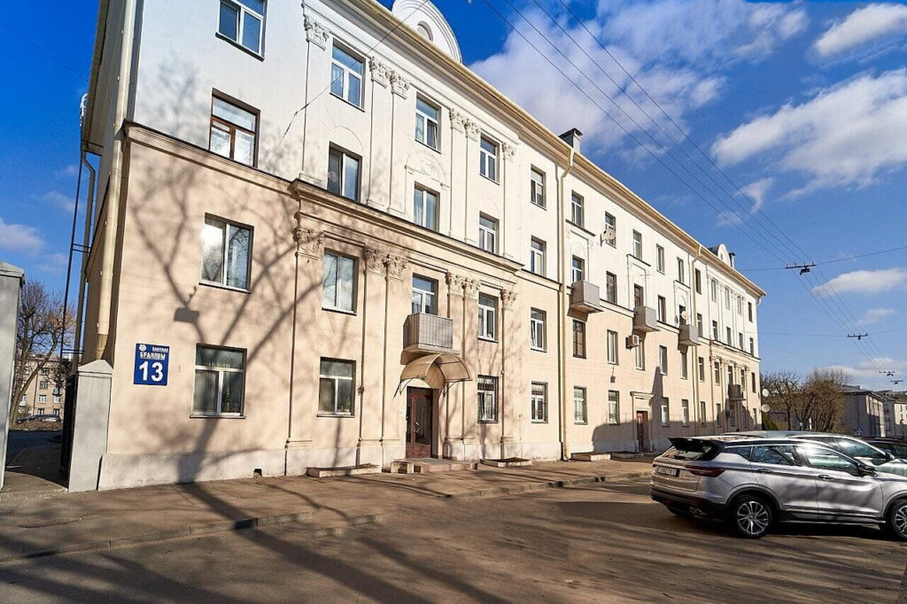 С ремонтом и за небольшую цену. Смотрим три современные сталинки в центре Минска