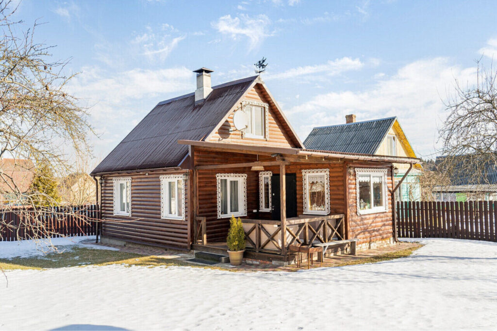 В Логойском районе продается уютный дом с баней и просторным участком. Узнали цену