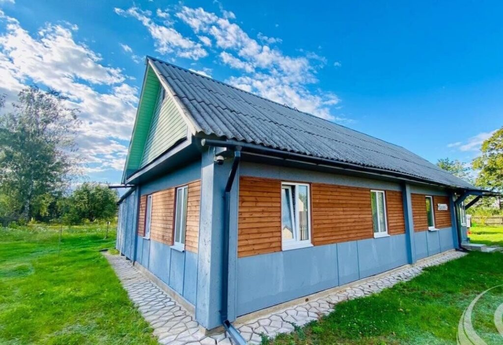 В Пуховичском районе продают полувековой дом в отличном состоянии. Узнали цену
