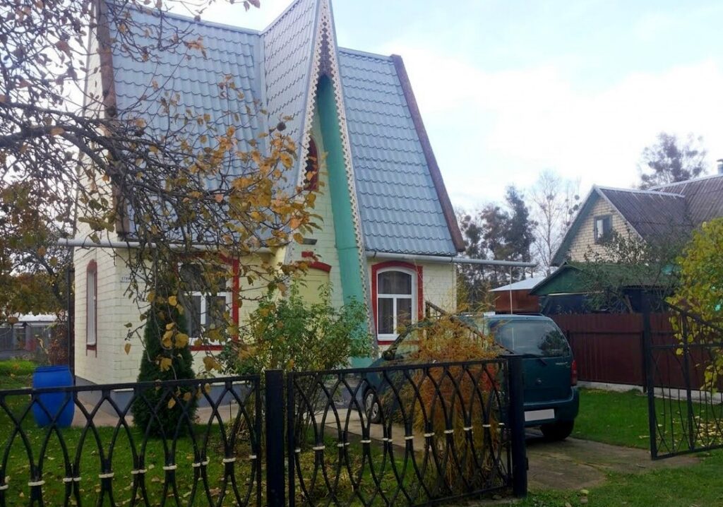 В Смолевичском районе продают дачный дом с теплицей и ухоженным участком – узнали цену