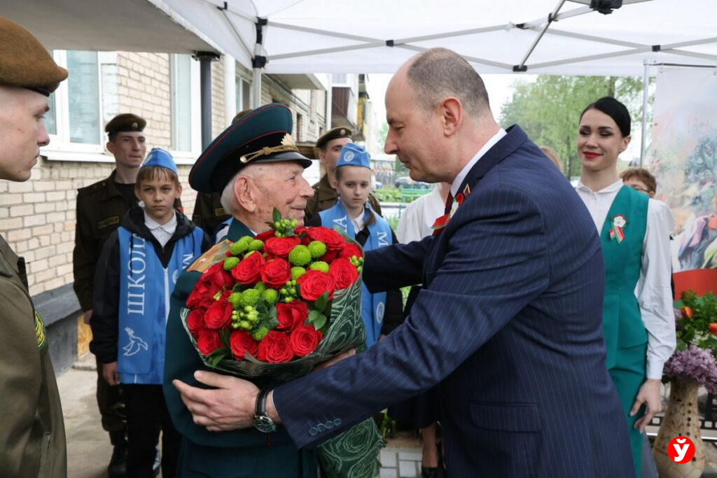 Кушнаренко приехал к 100-летнему ветерану Ивану Савельевичу с цветами и оркестром