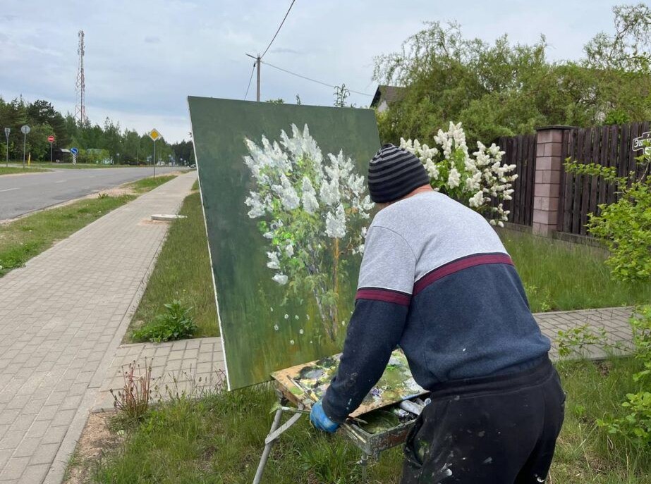 Художника с мировым именем заметили с мольбертом у дороги в Колодищах