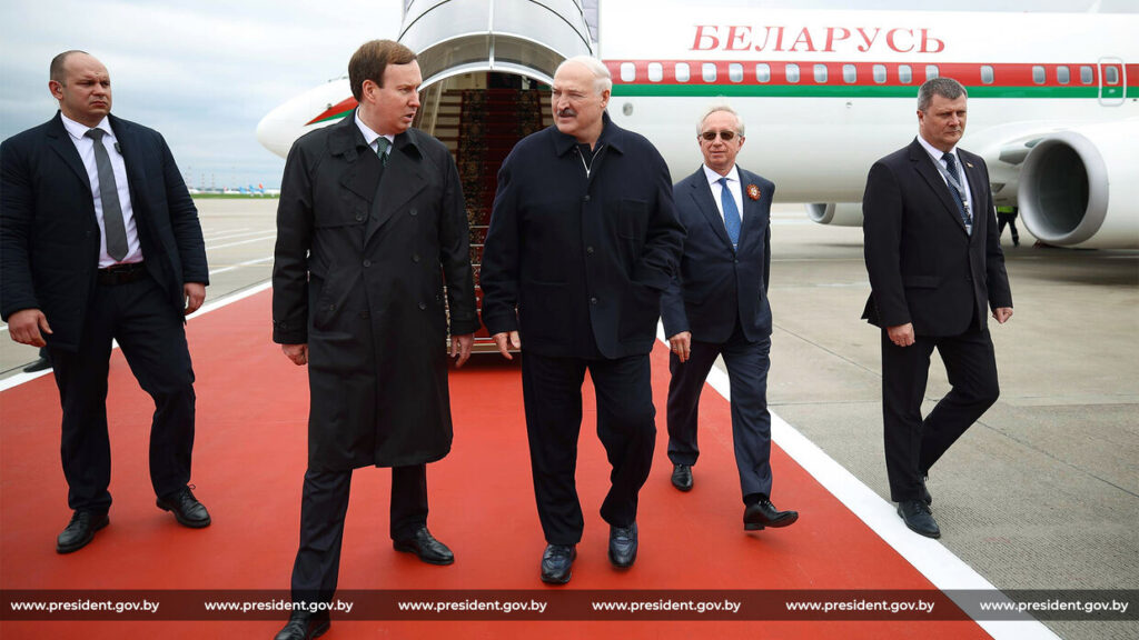 Азарёнок о том, почему Лукашенко под угрозой дронов полетел в Москву на Парад Победы