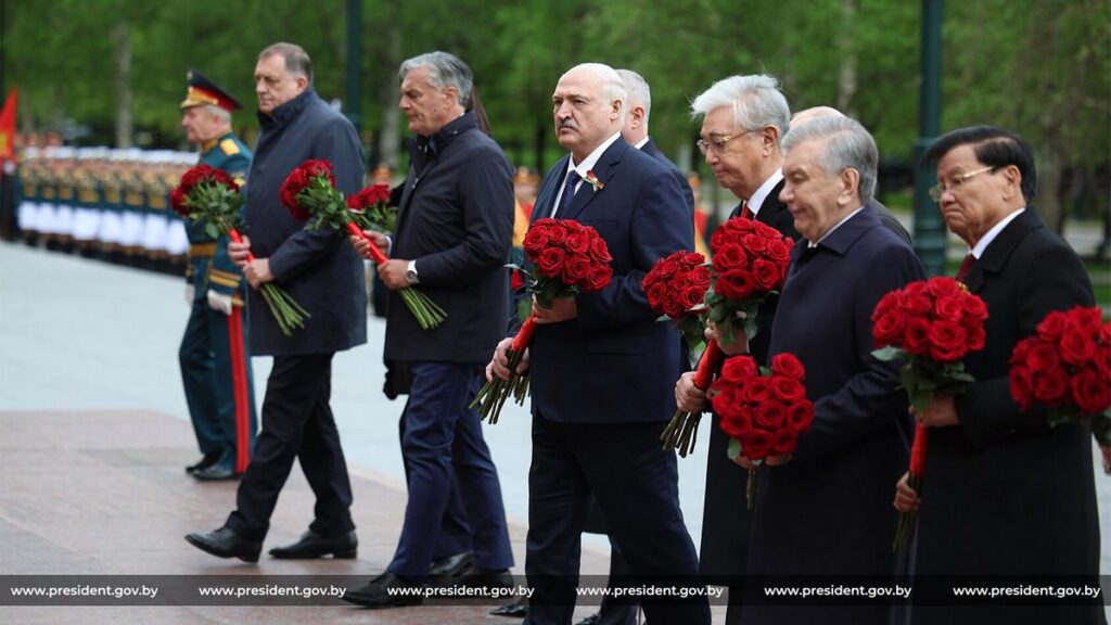 Лукашенко и лидеры зарубежных стран возложили цветы к Могиле Неизвестного Солдата