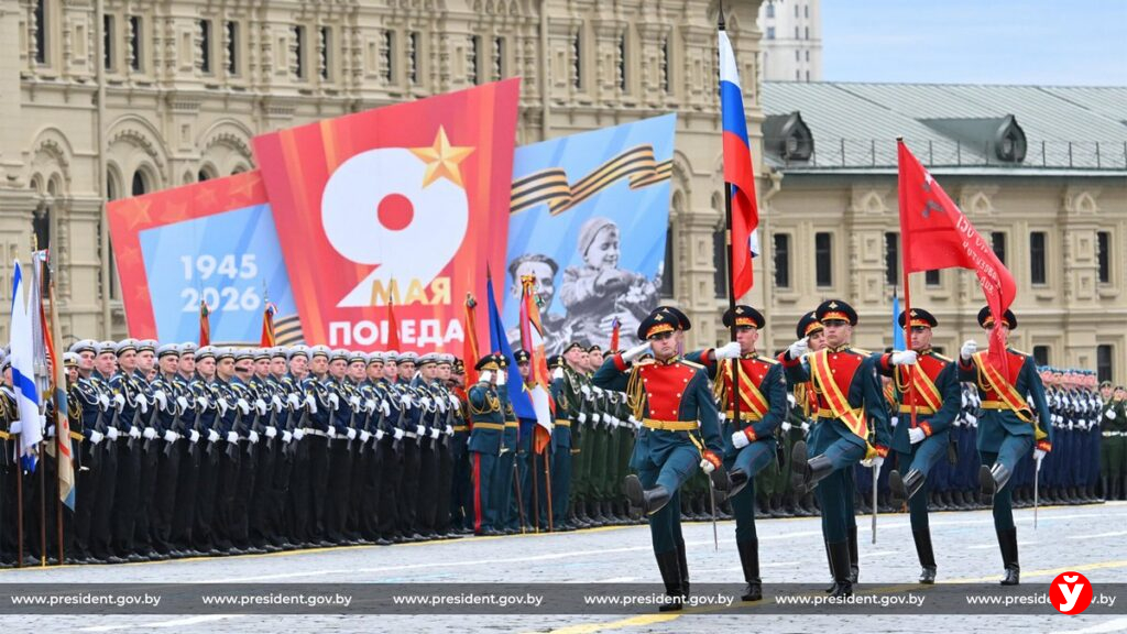 «Суровый парад военного времени»: Азарёнок объяснил, почему этот День Победы — особый