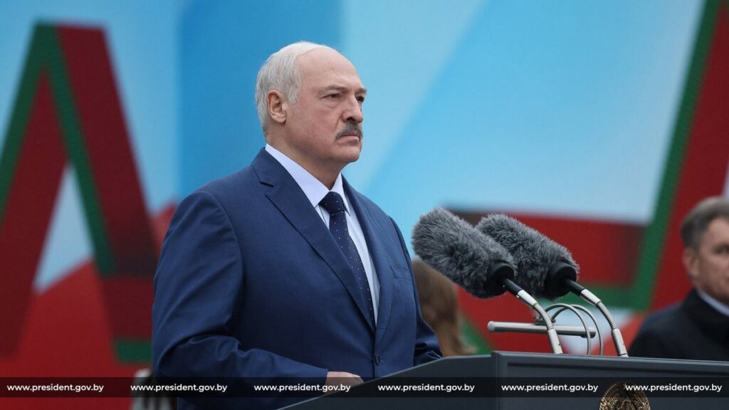 Люди из разных стран поблагодарили Лукашенко за мощную речь у монумента Победы