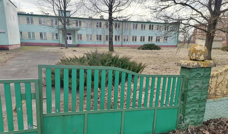 В Лидском районе за символическую цену продают бывшую школу с теплицей и гаражом