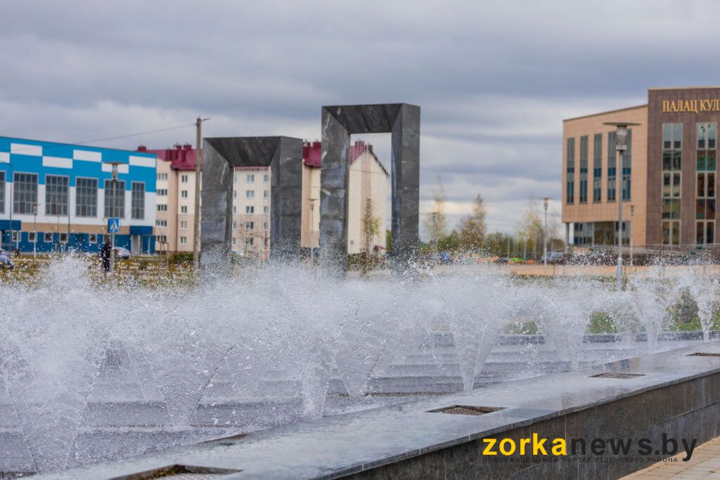 Фонтаны начали работать на бульваре в центре Узды