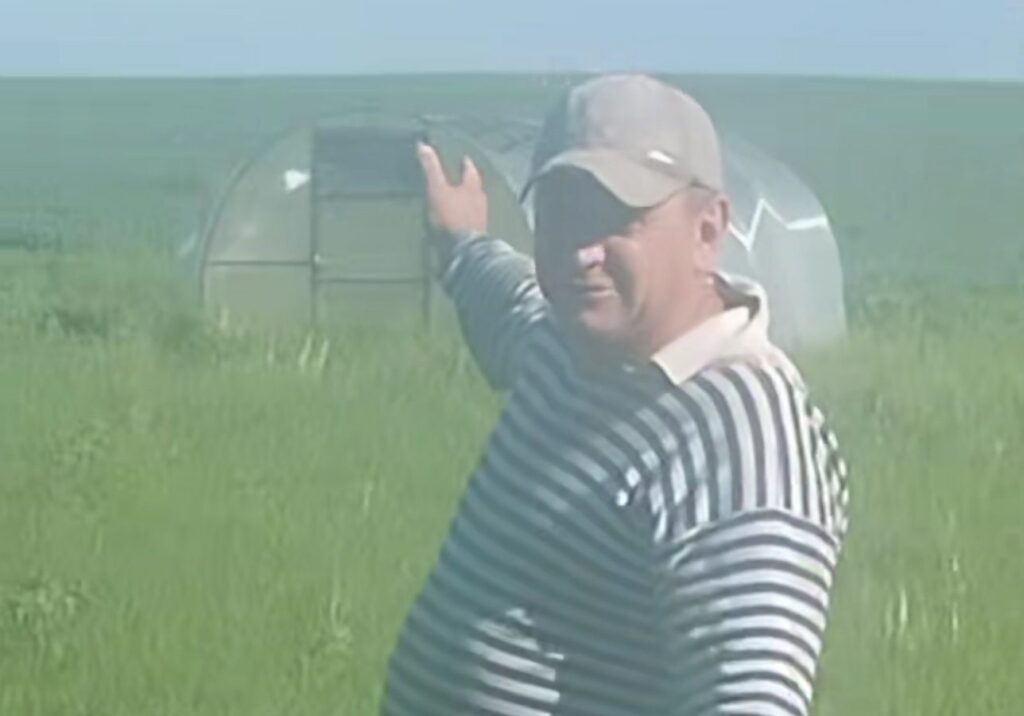 После сильного ветра мужчина обнаружил на своём поле чужую теплицу