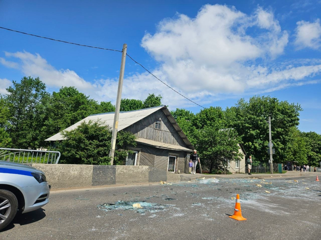 В Молодечно из прицепа грузовика на дорогу выпало стекло