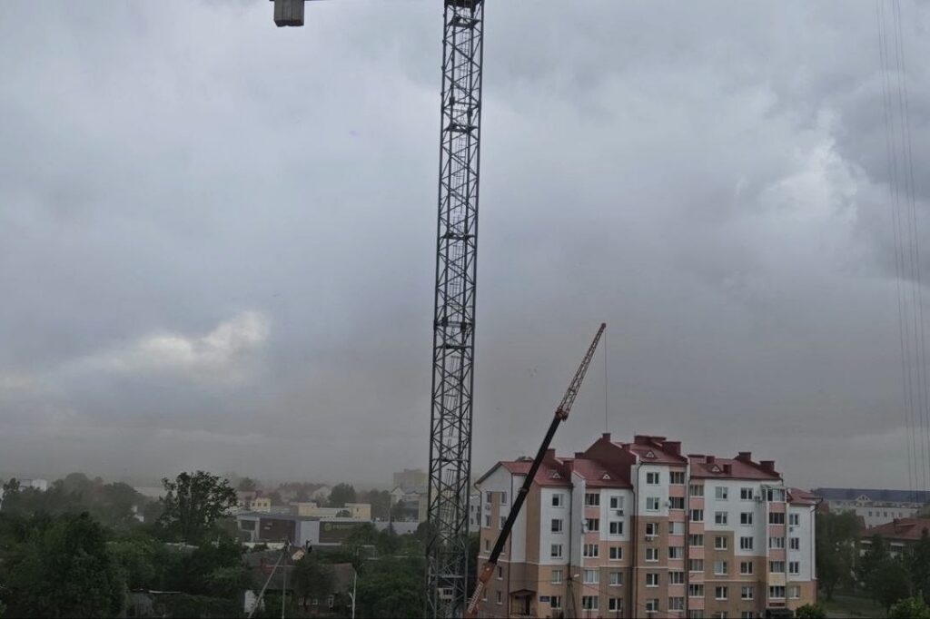 Песчаную бурю сняли на видео в Молодечно