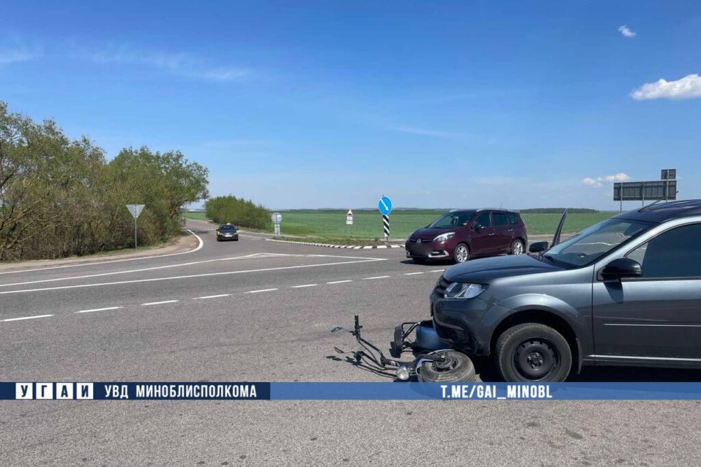 Водитель Lada не уступил дорогу пенсионерке на электромопеде под Червенем – женщина в больнице