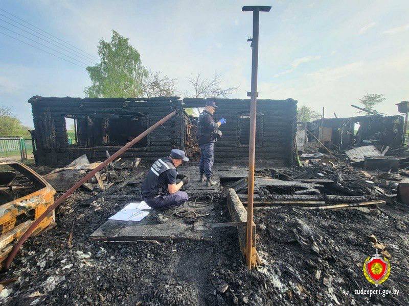 Огонь уничтожил дом, постройки и авто: подробности пожара под Логойском, где погибли муж и жена