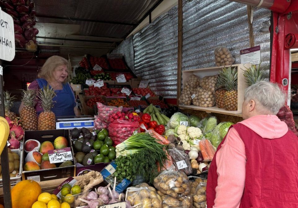 Майский ажиотаж в Таборах: клубника от 10 рублей и малина около 100