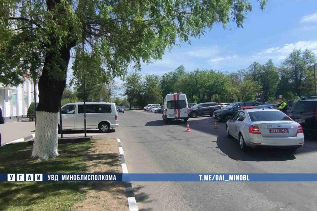 В Солигорске Volkswagen двигался задним ходом и сбил пенсионерку