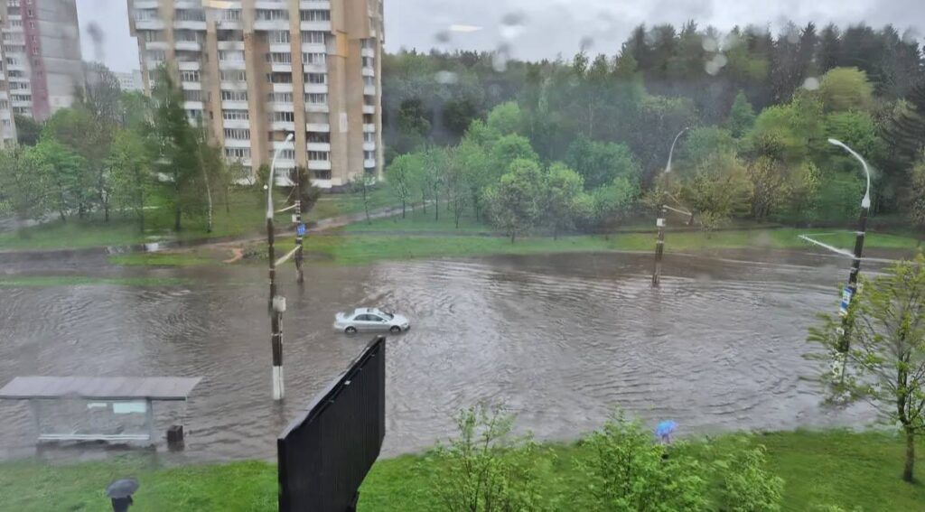 Майские дожди затапливают улицы столицы и ближайшие города