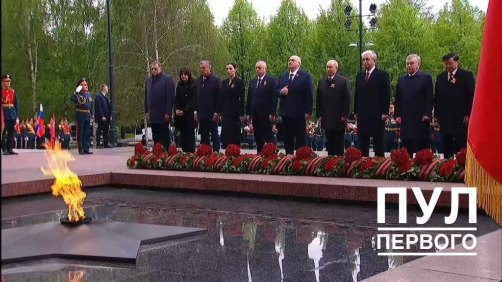 Лукашенко и лидеры зарубежных стран возложили цветы к Могиле Неизвестного Солдата
